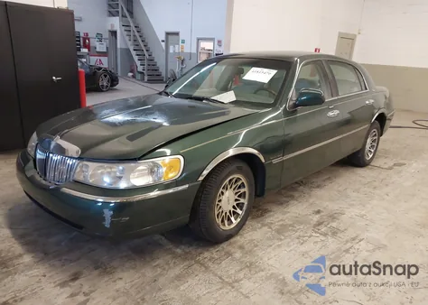 2001 Lincoln Town Car Signature z USA, uszkodzony, nr VIN 1LNHM82W31Y710726